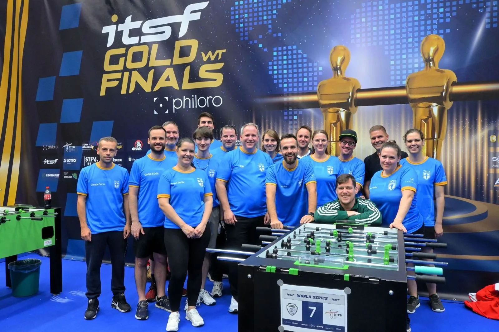 Das Team des TFCZ in blauen Trikots vor der Bühne der Gold Finals