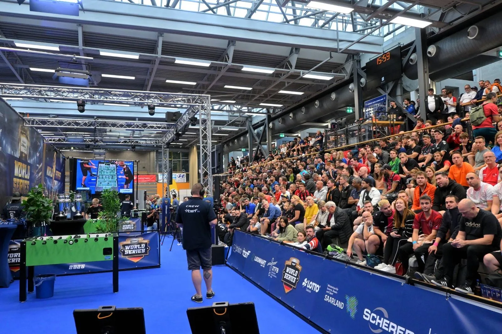 Volle Tribüne an der Leo WS 2026, davor ein Spieltisch im Scheinwerferlicht